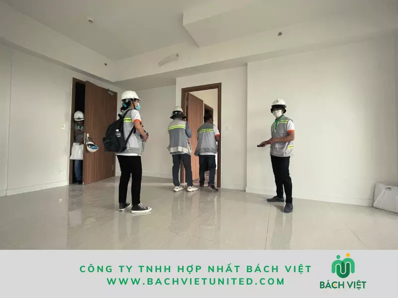 Nhân viên công ty Bách Việt đo đạc diện tích chung cư cao tầng Đồng Nai