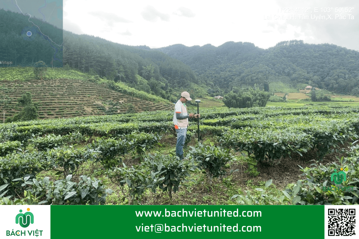 Khảo sát, lập Đồ án quy hoạch phân khu xây dựng Khu du lịch sinh thái nghỉ dưỡng Pắc Ta, huyện Tân Uyên, tỉnh Lai Châu Kỹ sư trắc địa đang đo đạc địa hình tại lai Châu